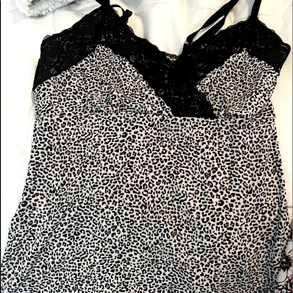 Xs White House black market tank adjustable straps. Animal print.